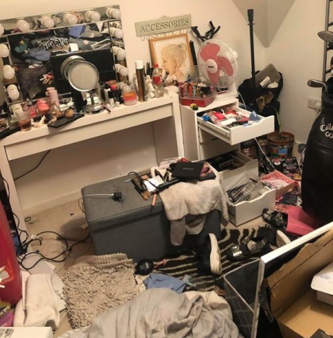 luisandreslife's tweet photo. Dear twitter, I need help 😭 my friend @Laura_mul has a problem , she lazy and her room looks like this (not her actual room but close enough)  #SheNeedsHelp
#cleanherbedroom 
#33 #CleanUp #SpringClean https://t.co/IC0E909Fup