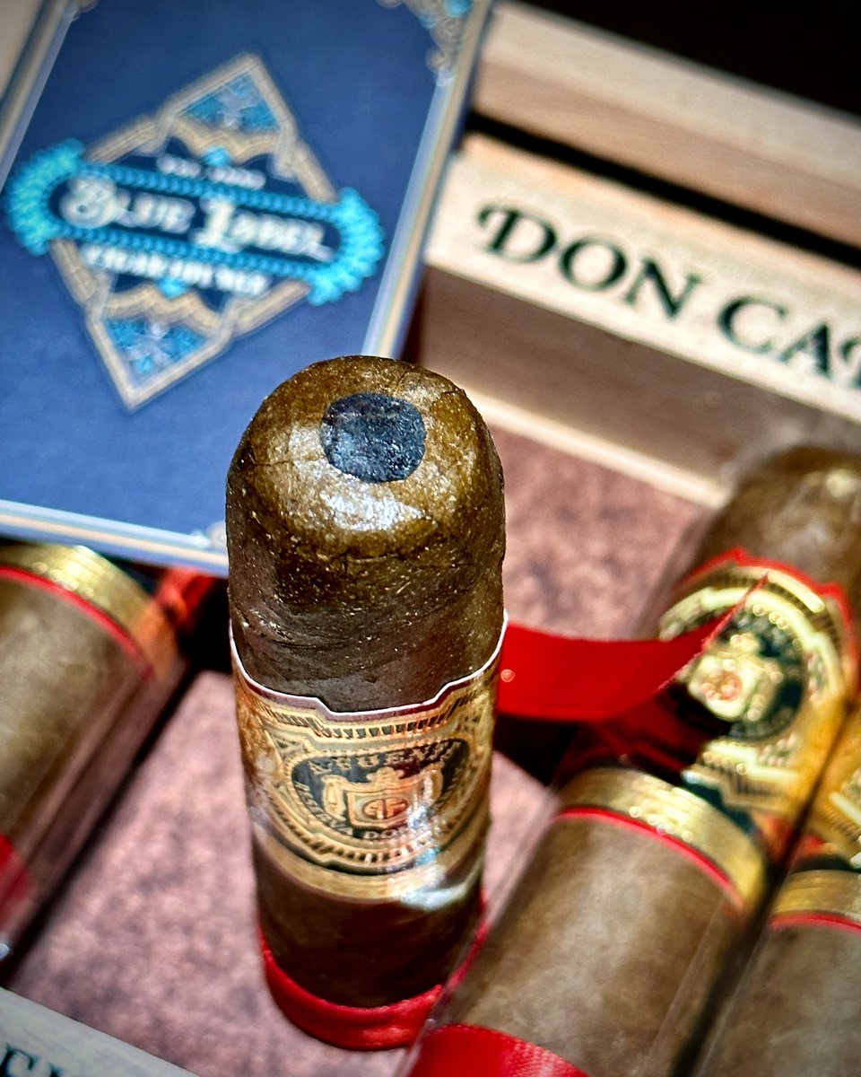 The business end of the new @arturofuentecigars Eye of the Bull cigar. #cigar #arturofuentecigars #eyeofthebull #cigarlounge #bluelabelcigarlounge #doncarlos
