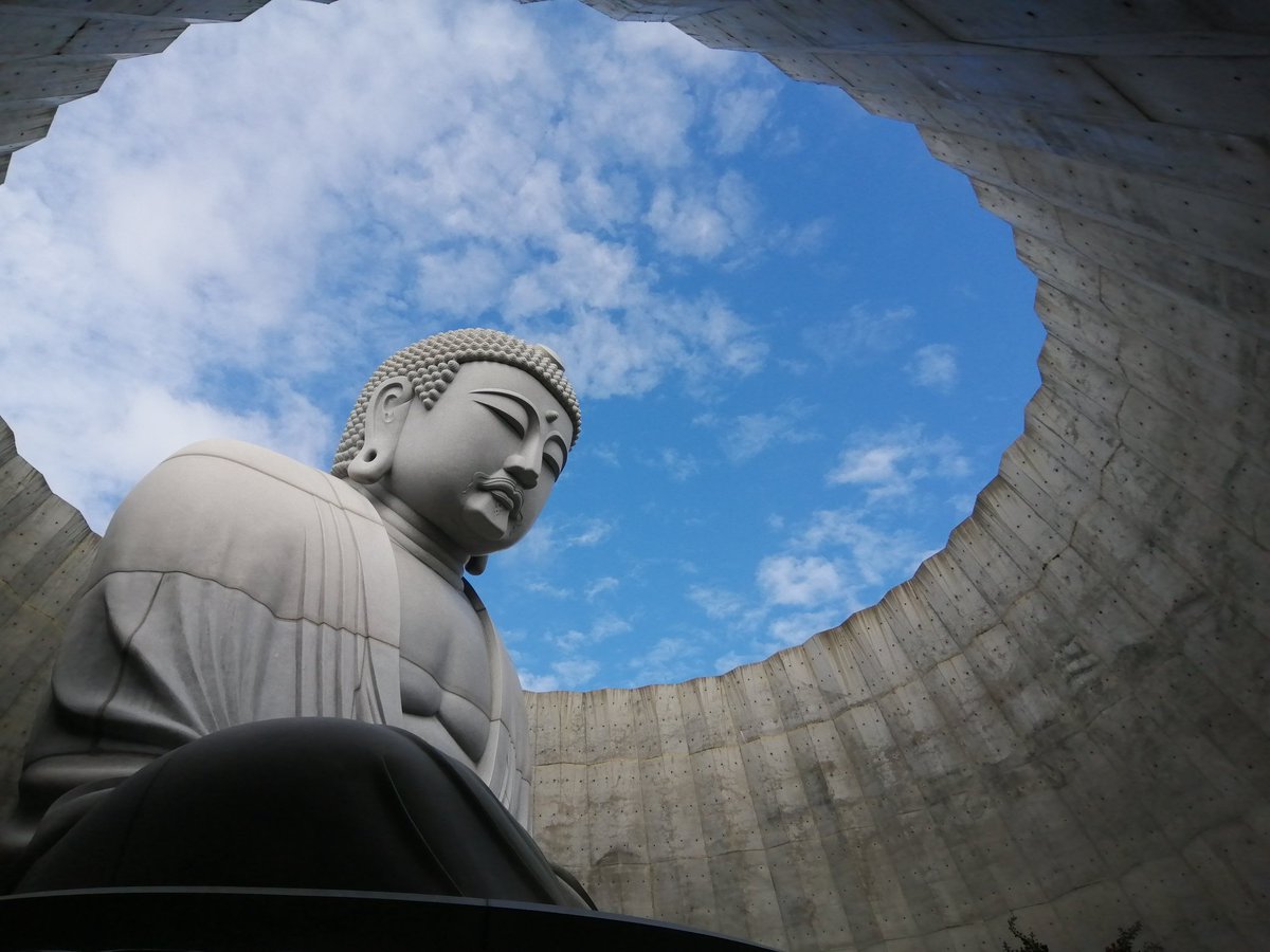 mmmix10's tweet photo. 【真駒内滝野霊園】

1981年開園で東京ドーム32個分の敷地に墓石3万基以上ある、道内最大級の公園墓地。33体のモアイ像が有名だ。

13.5mの頭大仏を安置する大仏殿も見応え抜群。建築家安藤忠雄氏が作った。15万株のラベンダーは7月が花盛り。カフェあり。

#札幌市 #頭大仏 #モアイ像 #真駒内滝野霊園 https://t.co/ZlKdbW7tUn