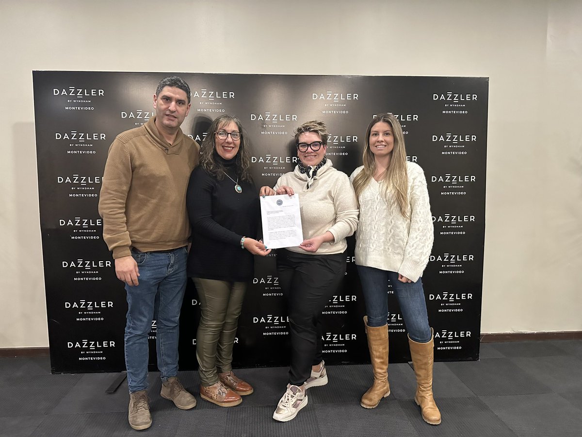 AMEU_Uruguay's tweet photo. 🎓 Desde @AMEU_Uruguay, estamos orgullosos de anunciar que, nos presentamos ante la Escuela de Graduados de la @fmedoficial – @Udelaruy, para iniciar los trámites para el reconocimiento de la medicina estética en el Uruguay como una especialidad con bases científicas. https://t.co/bNup8vuyOU