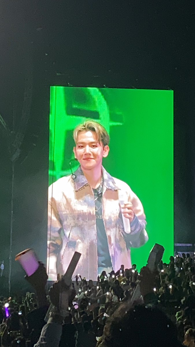 haylin_as's tweet photo. No soporté. Después de 7 años siendo EXO-L (y los que me faltan), pude ver a uno de los miembros de mis @weareoneEXO  y de los mejores cantantes de Corea @B_hundred_Hyun 
Mientras regresan todos juntos, cuidaré mi salud para esperarlos y reunirnos una vez más. #Baekyun 
💗 #EXO https://t.co/PubnONzhQN