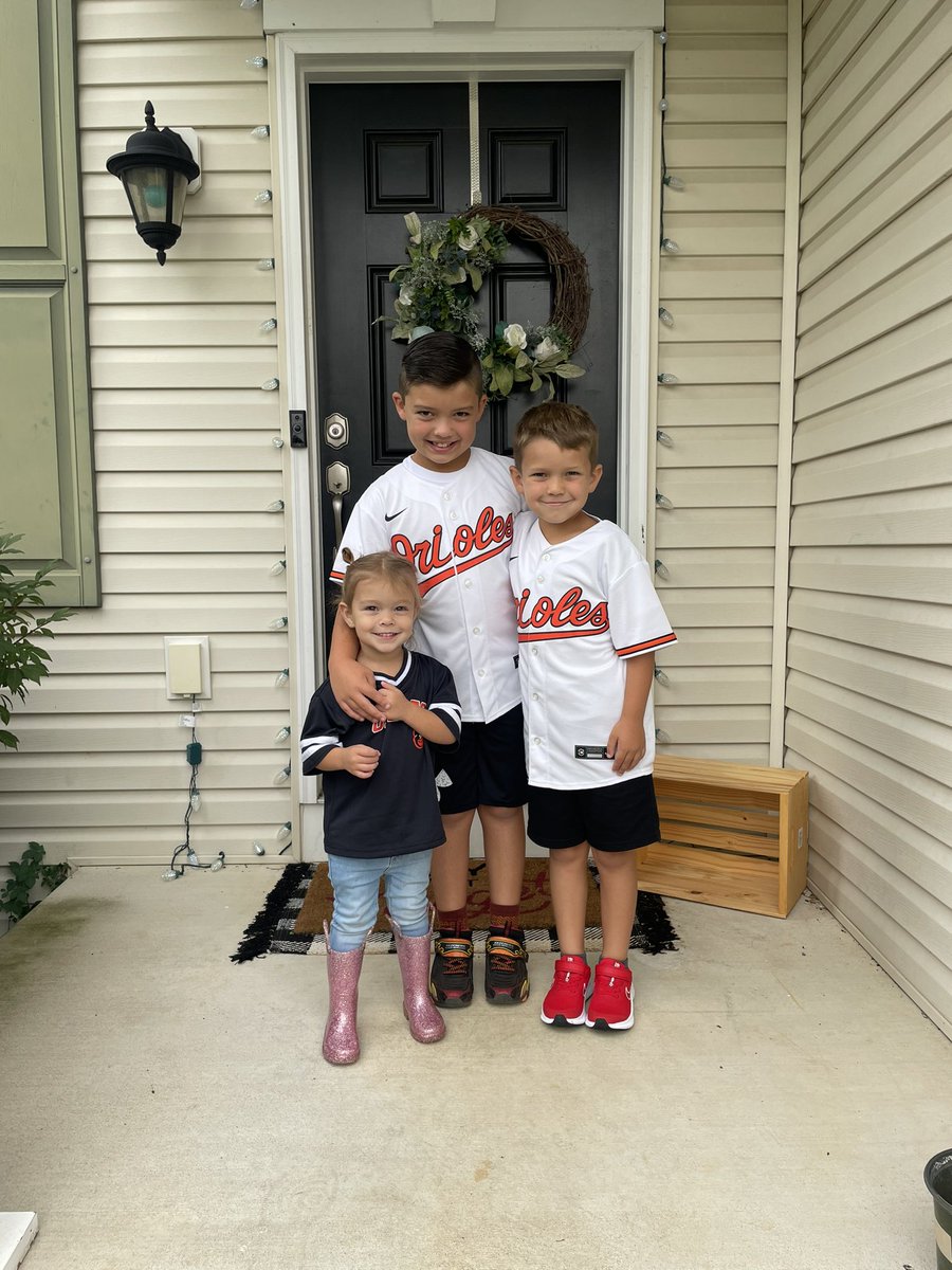 regratz87's tweet photo. First day of 2nd, 3rd, and prek 2 pic! Not sure if the @Orioles pride is clear or not in their first day outfits?! Representing their favs (#21 and #35)! #letsgoos #raisingballers #futurecatcher #futurecenterfield https://t.co/rrFKRAmn4c