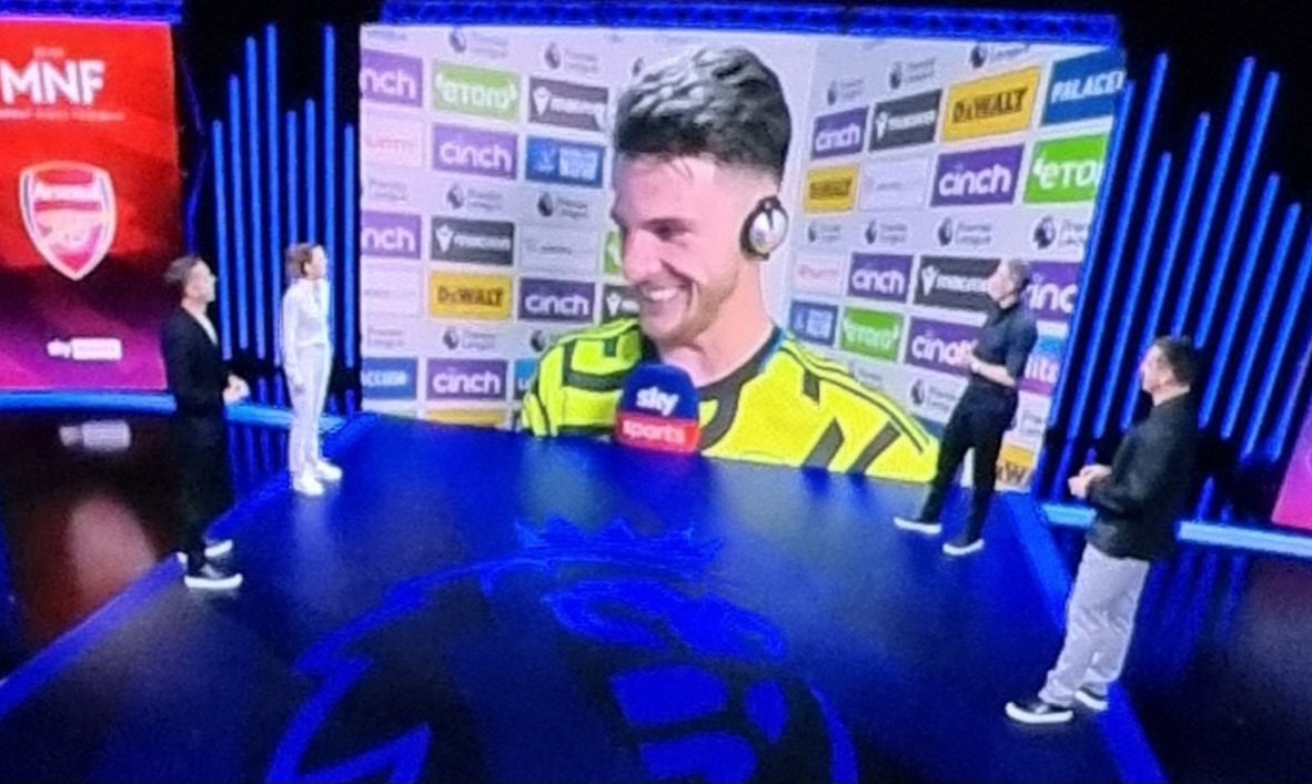 baggio65's tweet photo. @SkySportsPL standard issue Sky sports shoes ? https://t.co/kCpZiyPwja