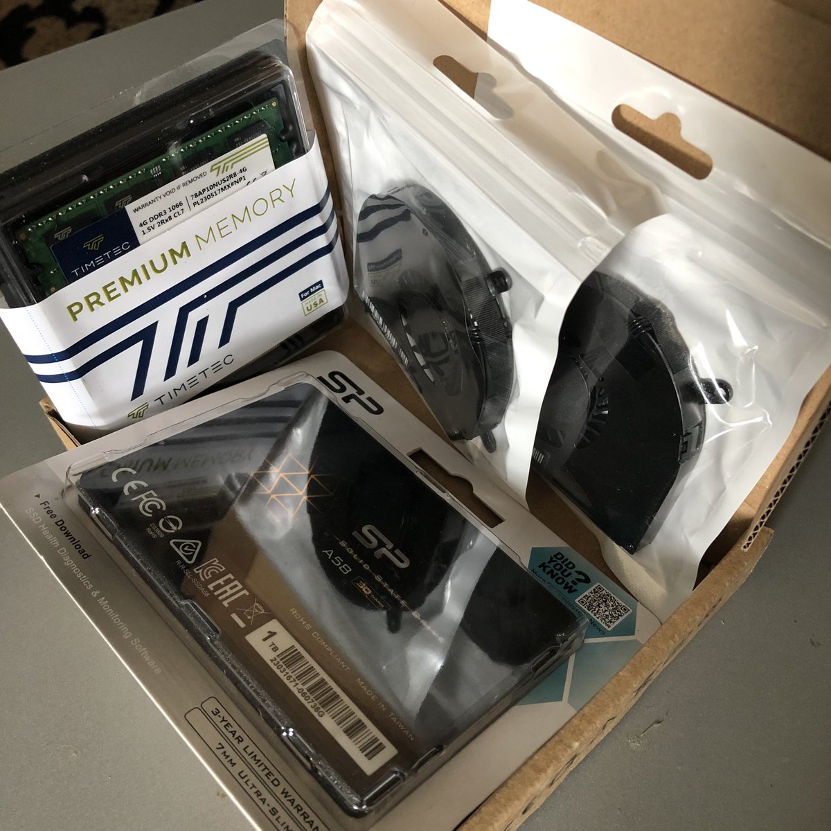 Audioscapist's tweet image. My home Serato is run on a 2008 MBP, and upgrading to get a few more years out of it. New fans, RAM (4 –&amp;gt; 8GB) and SSD (256 mechanical drive to 1TB). #NewLife for #OldElectronics It sucks new @Apple products can’t be #Upgraded #RightToRepair