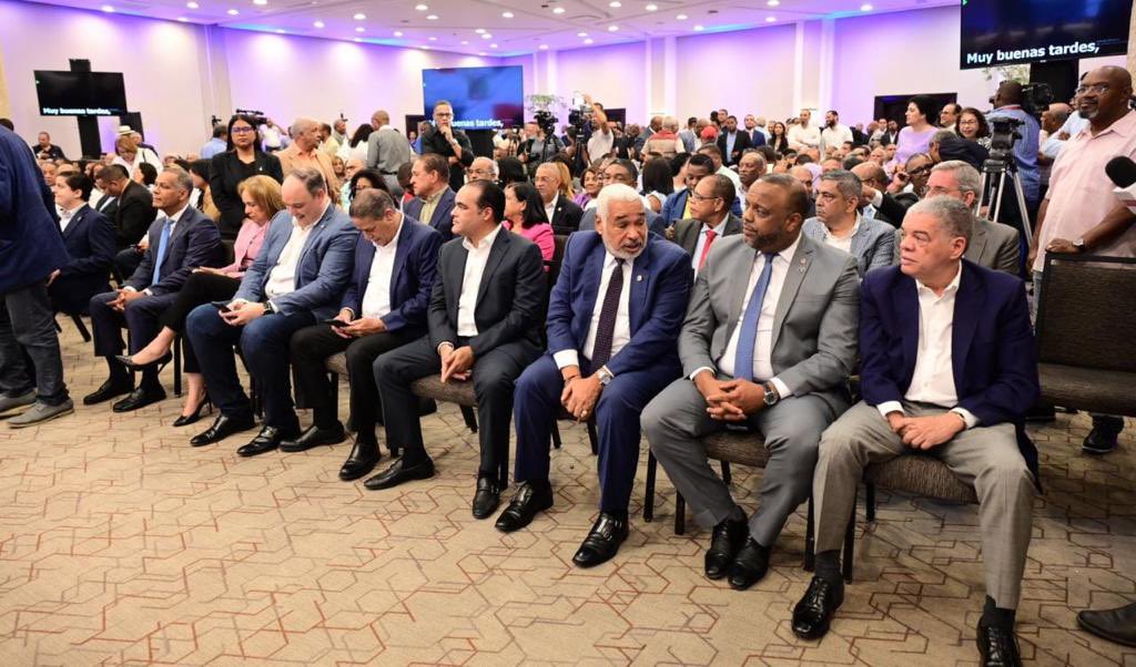 CarlosAmaranteB's tweet photo. Felicitaciones a @MiguelVargasM, @PLDenlinea, @FPcomunica y a @miprd. El 28 de septiembre del 2021,  convoqué al liderazgo opositor a conformar una gran alianza, a las 2 horas Miguel me llamó para apoyar esa idea. Hoy nace #RescateRD, preludio de la derrota de la reelección👏🏻👏🏻🤗 https://t.co/iaFogcek9Z