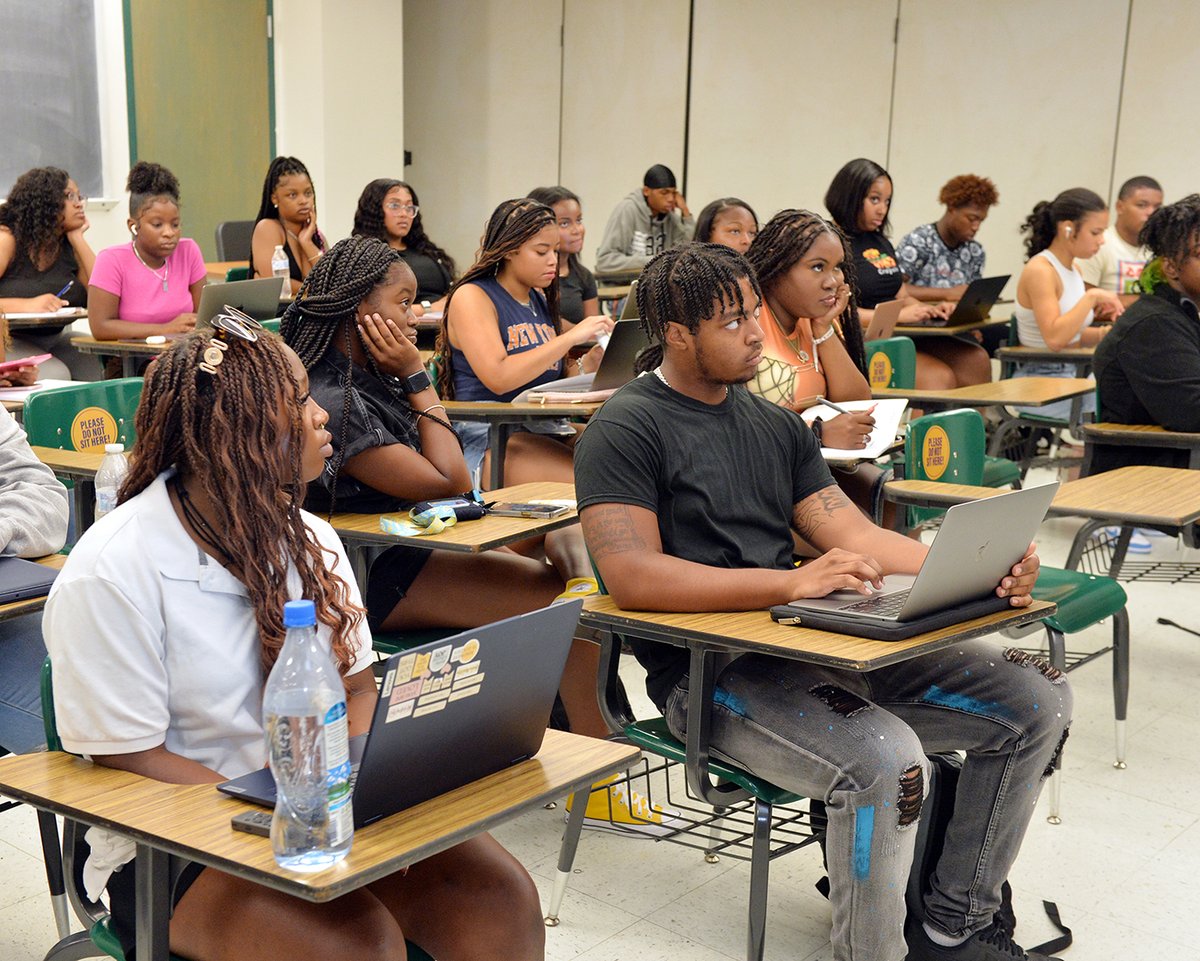 SouthernU_BR's tweet image. One day down, several more to go until December 1! We hope everyone had a great first day of class! 💙 💛 #WeAreSouthern #HBCU #FinishStronger