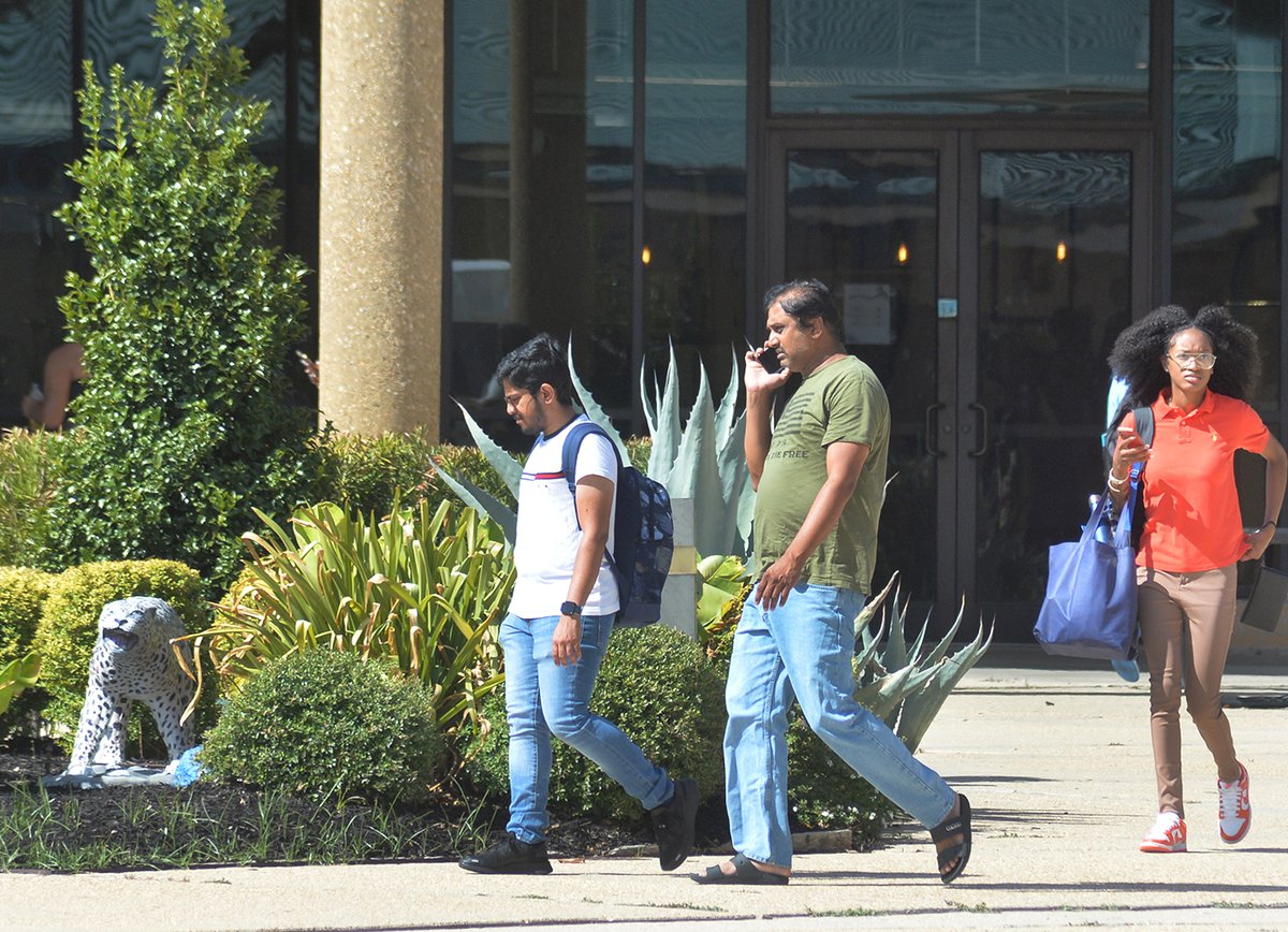 SouthernU_BR's tweet image. One day down, several more to go until December 1! We hope everyone had a great first day of class! 💙 💛 #WeAreSouthern #HBCU #FinishStronger