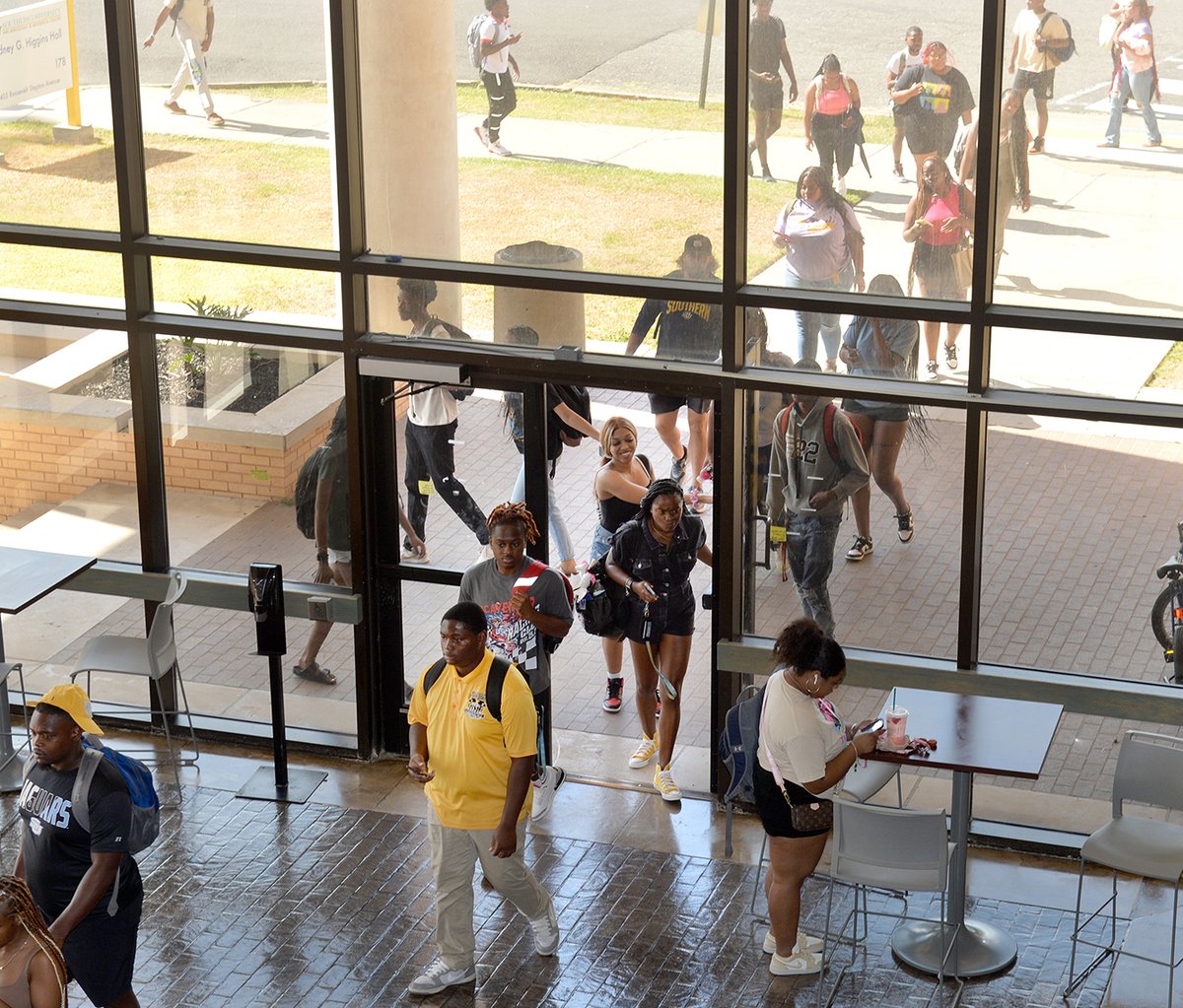 SouthernU_BR's tweet image. One day down, several more to go until December 1! We hope everyone had a great first day of class! 💙 💛 #WeAreSouthern #HBCU #FinishStronger