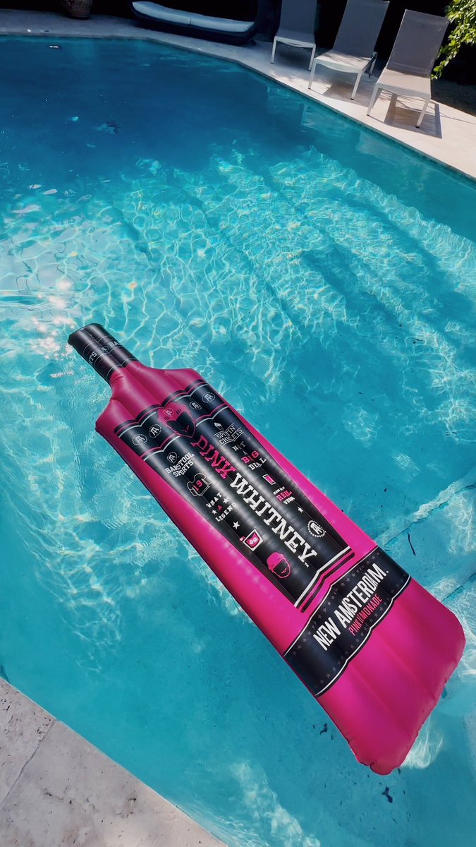 pinkwhitney's tweet photo. Rt if you’d float on this https://t.co/JTwYBx4R17
