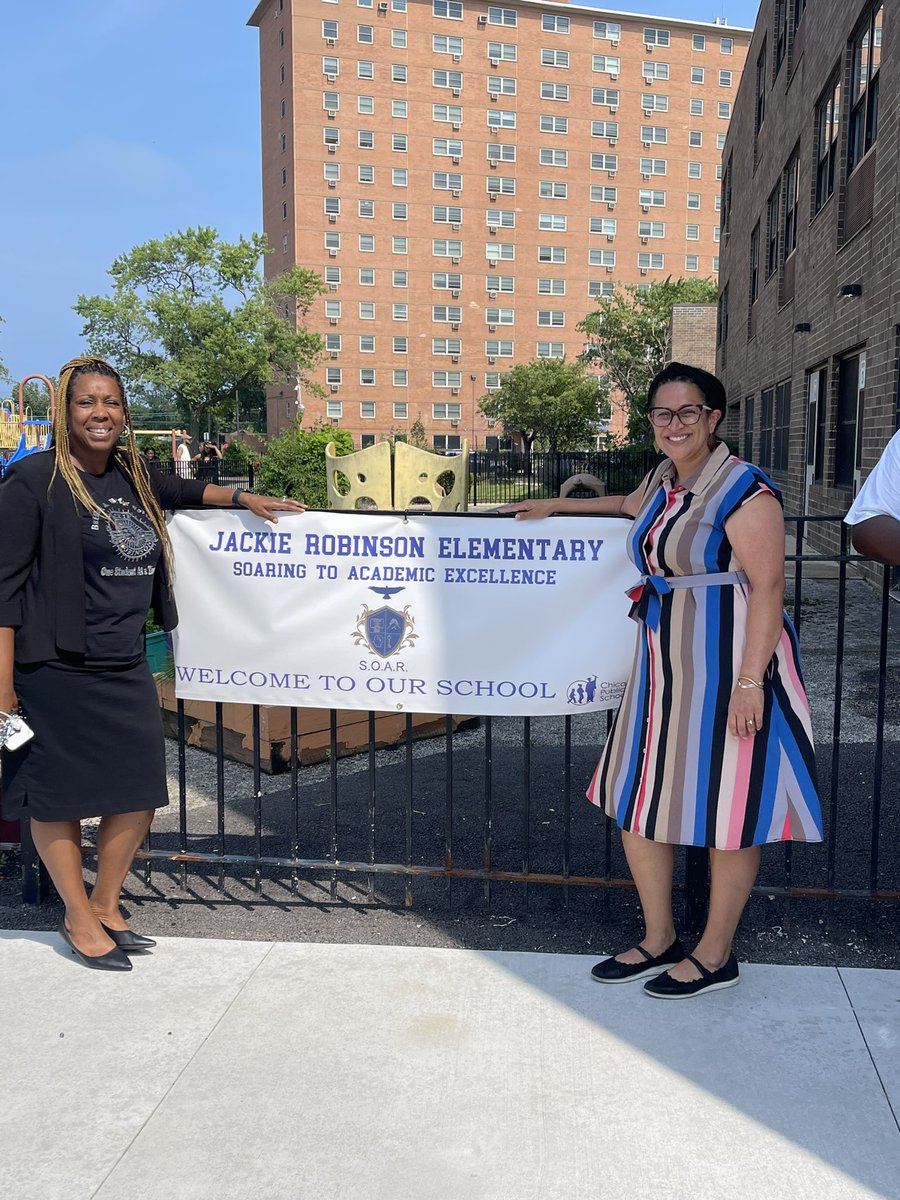 EToddBreland's tweet photo. Happy to end #CPSFirstDay at Jackie Robinson ES giving out pizzas to our youngest learners with Principal Ellis, @ChicagosMayor @PedroCPSCEO @CFDMedia @ChicagoDFSS Met & talked to awesome school staff & parents—one who also attended Robinson as a child❤️ @ChiPubSchools https://t.co/JVsCoghxEj