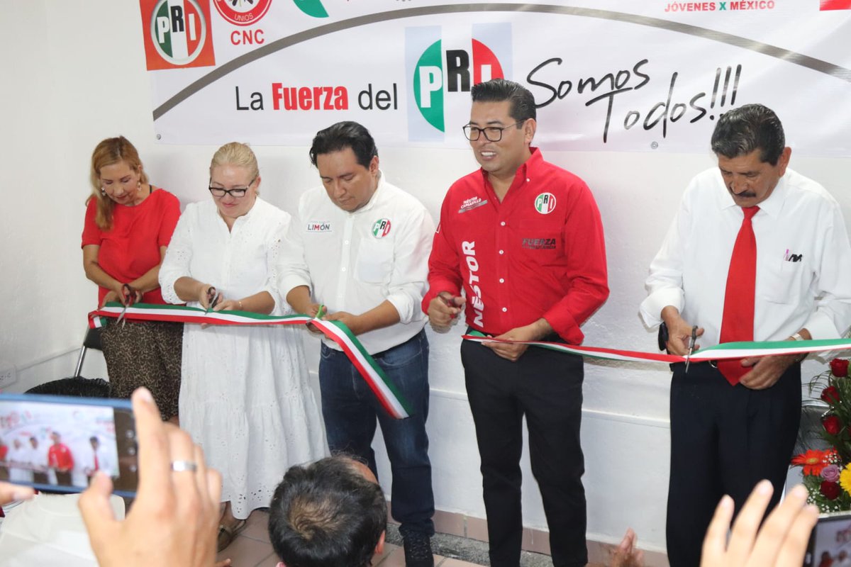NestorCamarillo's tweet photo. Estuve en #Atlixco, inaugurando las oficinas del Comité Municipal, que dirige mi amigo @jclimonm, un militante comprometido y leal al partido.
Sé que este nueva sede fortalecerá los trabajos del PRI en esta importante demarcación. 
#UnidosSíPodemos https://t.co/GJhFf1M1HW