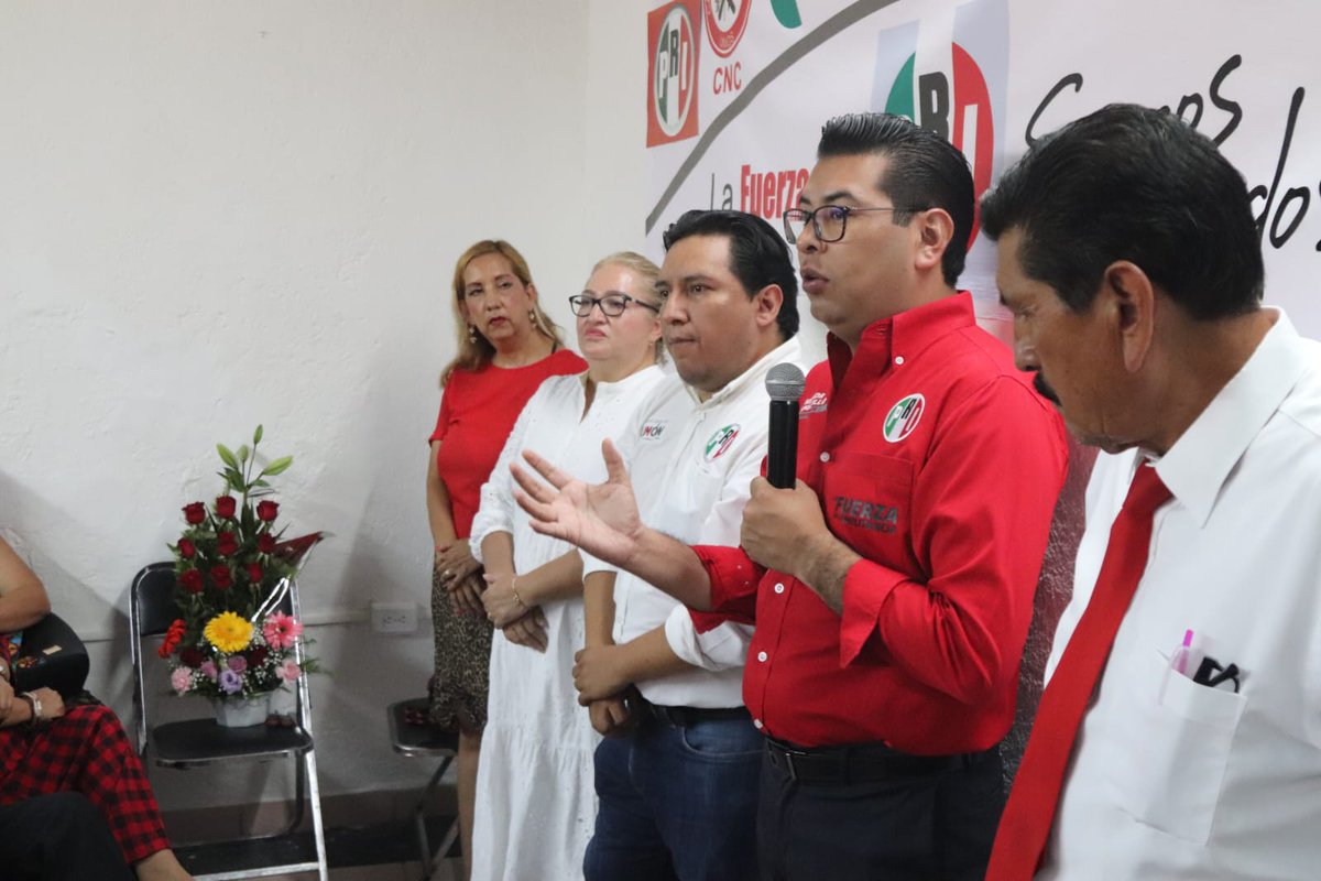 NestorCamarillo's tweet photo. Estuve en #Atlixco, inaugurando las oficinas del Comité Municipal, que dirige mi amigo @jclimonm, un militante comprometido y leal al partido.
Sé que este nueva sede fortalecerá los trabajos del PRI en esta importante demarcación. 
#UnidosSíPodemos https://t.co/GJhFf1M1HW