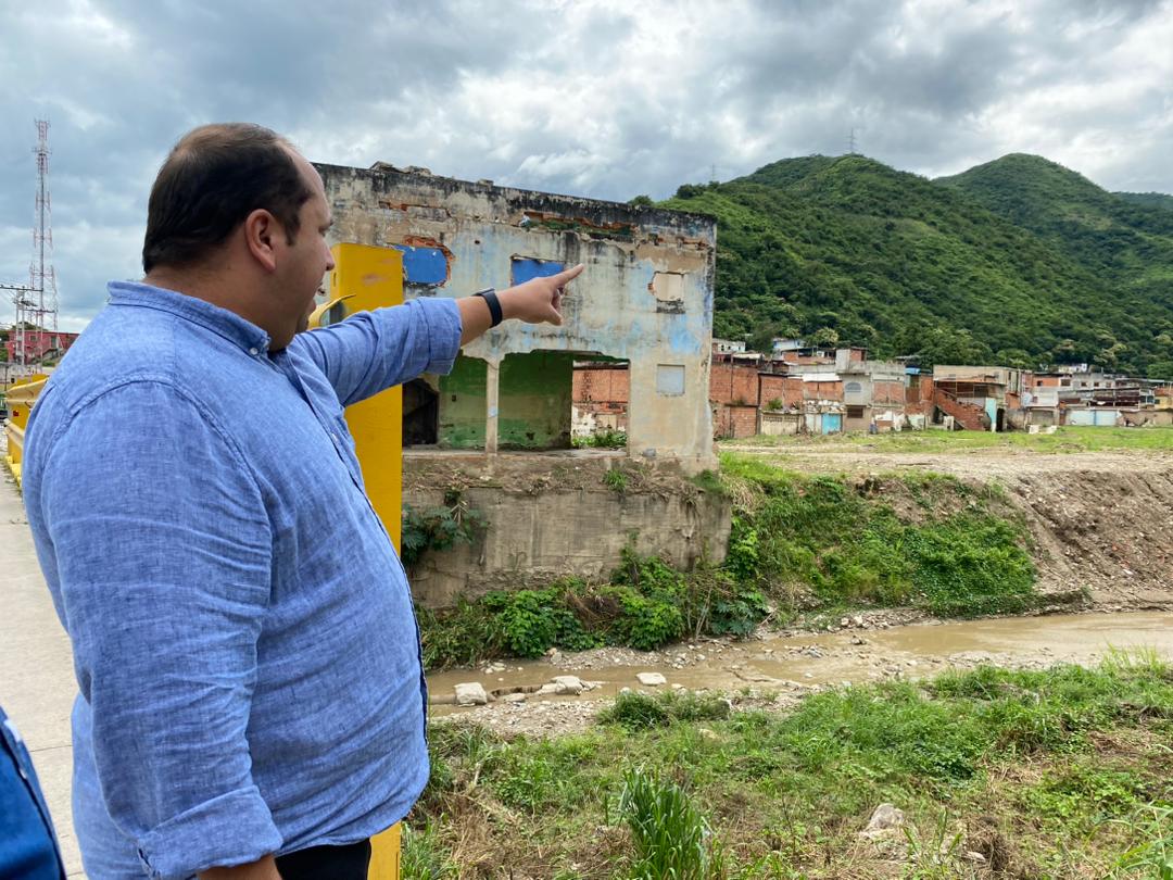 regulolacruz's tweet photo. #21Ago En compañía del equipo de @viasdearaguas realizamos la  inspección en la falla de borde del sector Los Palmares en #LaNuevaTejerías ¡Trabajo en Equipo, Triunfo Seguro! Vamos juntos recuperando espacios.

@NicolasMaduro @Soykarinacarpio 

#ConversaítoConMaduro https://t.co/d0VlOHw1Tf