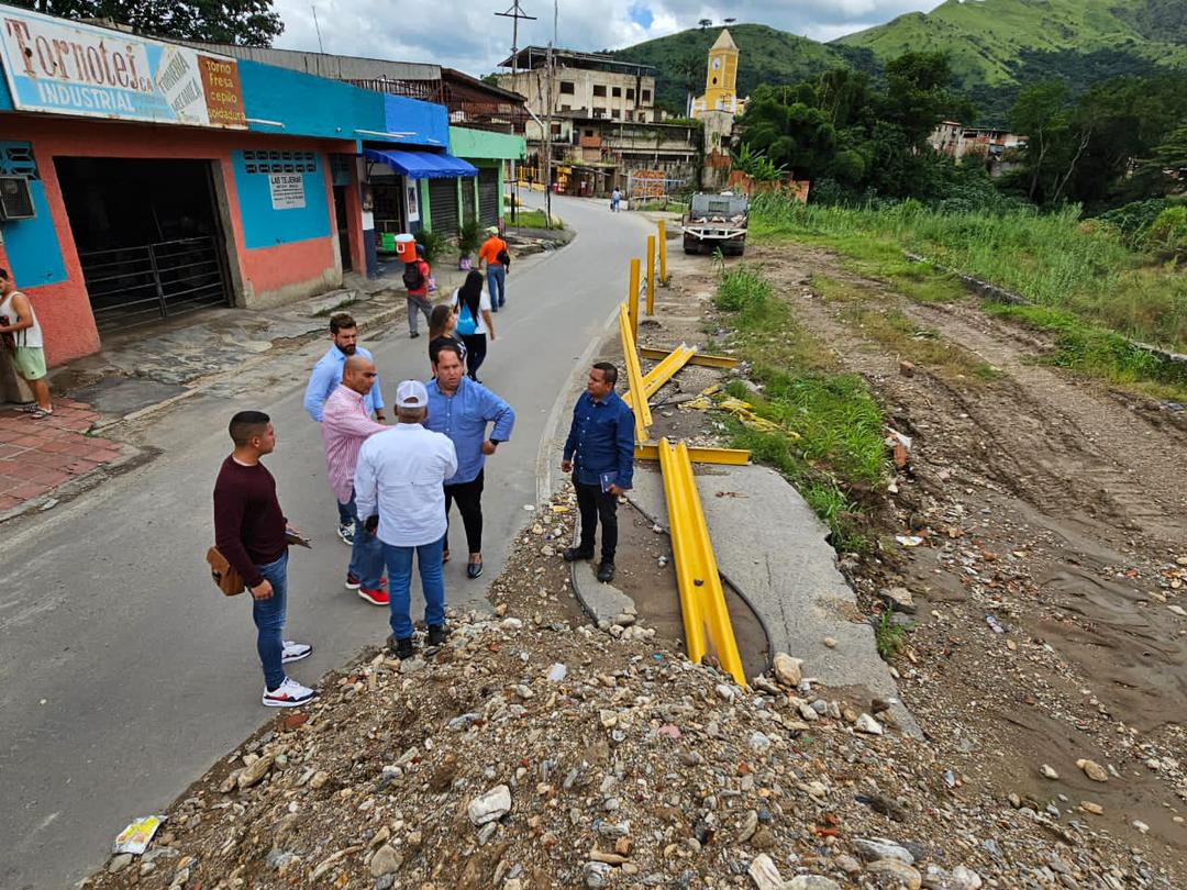 regulolacruz's tweet photo. #21Ago En compañía del equipo de @viasdearaguas realizamos la  inspección en la falla de borde del sector Los Palmares en #LaNuevaTejerías ¡Trabajo en Equipo, Triunfo Seguro! Vamos juntos recuperando espacios.

@NicolasMaduro @Soykarinacarpio 

#ConversaítoConMaduro https://t.co/d0VlOHw1Tf
