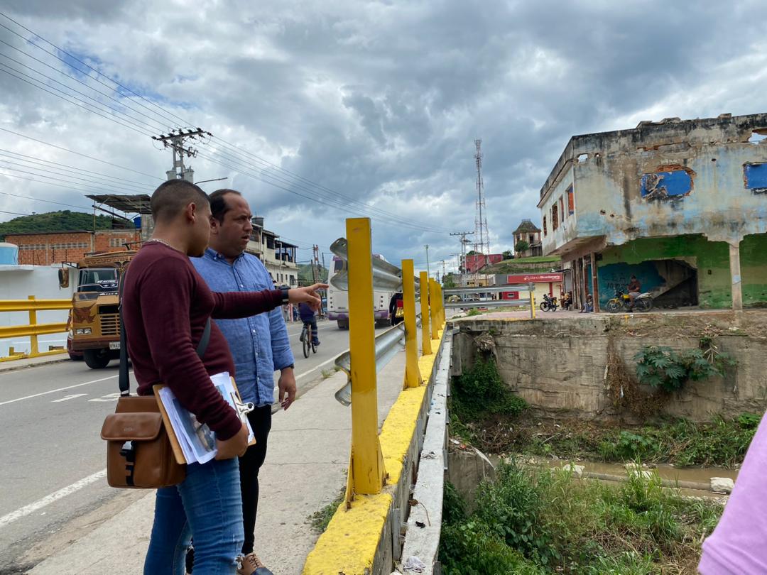 regulolacruz's tweet photo. #21Ago En compañía del equipo de @viasdearaguas realizamos la  inspección en la falla de borde del sector Los Palmares en #LaNuevaTejerías ¡Trabajo en Equipo, Triunfo Seguro! Vamos juntos recuperando espacios.

@NicolasMaduro @Soykarinacarpio 

#ConversaítoConMaduro https://t.co/d0VlOHw1Tf