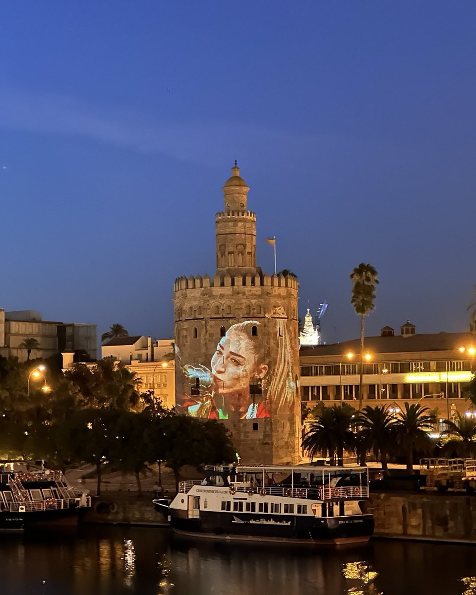 relevo's tweet photo. ❤️ Sevilla hoy tiene un color más especial. 

🙌 La Torre del Oro de Olga Carmona. 

El homenaje más bonito para la heroína de la final del Mundial. 

📸 @JavierBlancoTv https://t.co/UpaS2FUiiK