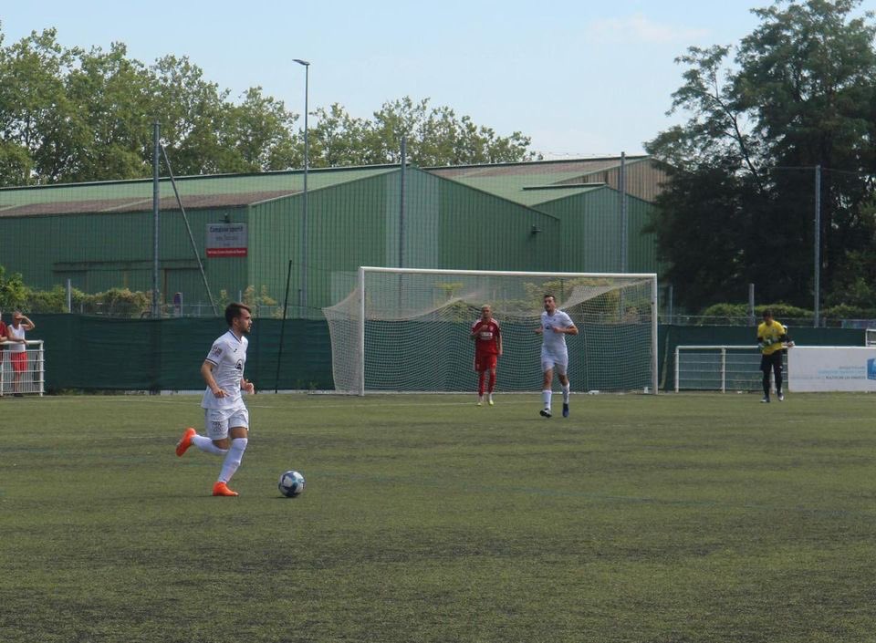 SaussardM's tweet photo. 34°C, ressenti 40°C sur le synthé. Insolations, arrêts de jeu, vomi, tacles, des manqués immanquables, des supporters vaillants⚽️

Au milieu de tout ça, du jeu et une victoire 5-1. ✅

@coupedefrance la vraie, l’unique. 
Rdv ce mardi pour le tirage du 2e tour!

@SportingClubBes https://t.co/A3WfFgVEzq