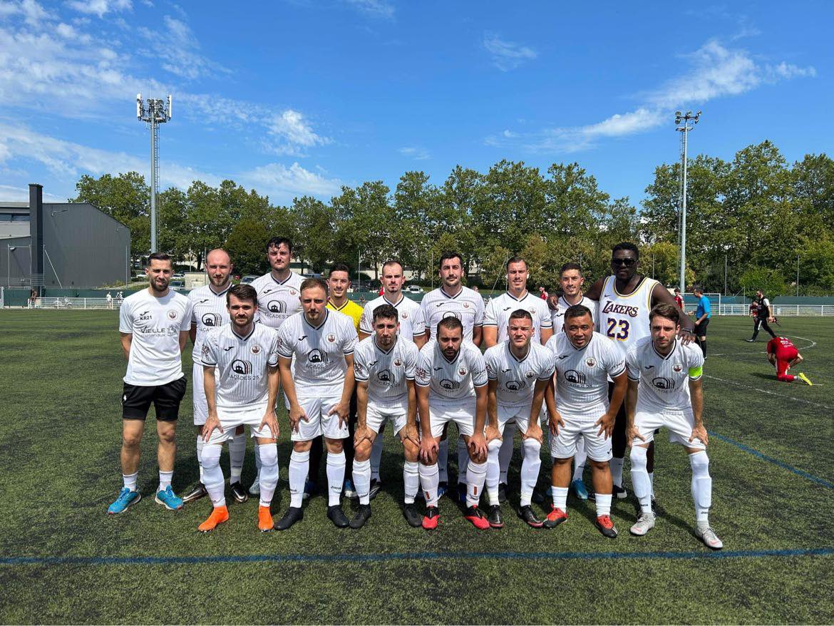 SaussardM's tweet photo. 34°C, ressenti 40°C sur le synthé. Insolations, arrêts de jeu, vomi, tacles, des manqués immanquables, des supporters vaillants⚽️

Au milieu de tout ça, du jeu et une victoire 5-1. ✅

@coupedefrance la vraie, l’unique. 
Rdv ce mardi pour le tirage du 2e tour!

@SportingClubBes https://t.co/A3WfFgVEzq