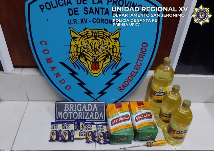 cointreau65's tweet photo. El hambre se hace sentir en todos lados , esta vez toco sobre ruta 11 distrito Coronda , un niño de 10 años y con un destornillador amenazo a la dueña para sacar , aceite yerba y unos chocolates . El hambre se hace sentir en Argentina #MassaVendeHumo https://t.co/Gxk5DXAJ2A