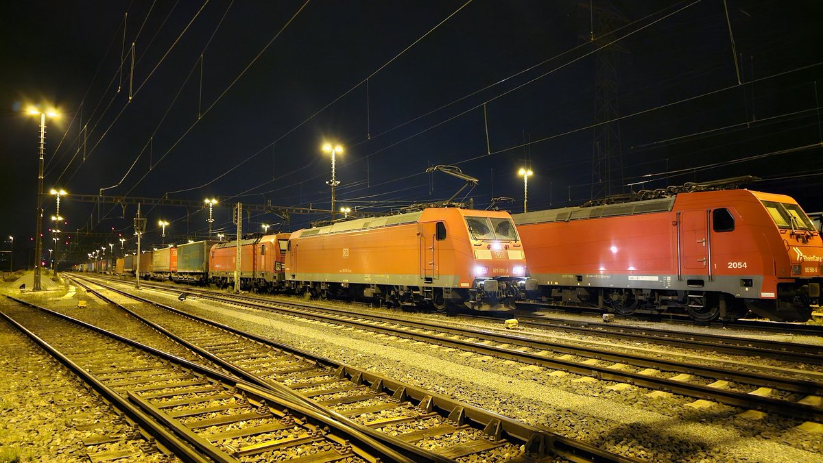 TWeinlein's tweet photo. Guten Abend aus der A Gruppe Basel RB 🙋🏼♂️
Mit 1x #BR185 & 1x #BR193 geht es mit einem #Hupac #Umleiter via #LBT und #Simplon nach Domodossola 🇮🇹
Zug wurde mir schon vorbereitet - also nur noch Daten eingeben und ab gen Süden 🙃
#Cargo #Lokführer #TRAINfluencer #GBT #DBCCH https://t.co/927I7qASVj