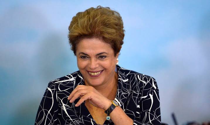 choquei's tweet photo. 🚨AGORA: Tribunal Regional Federal (TRF-1) isentou Dilma Rousseff no caso das pedaladas, que resultou em seu golpe (impeachment) de 2016.

Segundo a decisão da Décima Turma, a ex-presidenta não poderia ser processada por improbidade pelo Judiciário, e sim pelo Congresso Nacional. https://t.co/d0ivx4AAbG