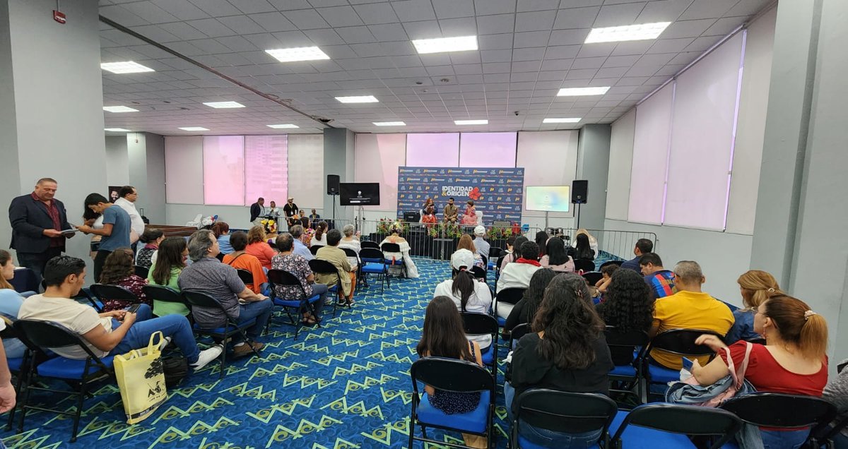 gabogrimaldo's tweet photo. ¡GRACIAS A TODOS! Por el lleno total de mi conversatorio junto a la chef Cuquita Arias, como parte del lanzamiento de mi libro en medio de la Feria Internacional del Libro 2023. Gracias por el interés en nuestra gastronomía que también es parte de nuestra cultura. #FILpanama https://t.co/w2WA0a9d6r