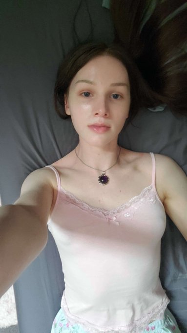 do you still think im pretty without makeup 🥺 https://t.co/r9MdKkM4lH