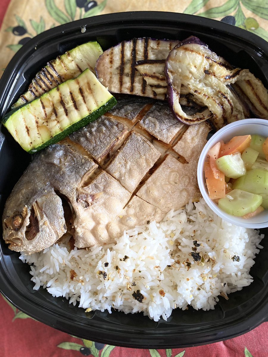 MFilcuisine's tweet image. A perfect combo. Garlic fried rice and deep fried Pompano fish. Oh so delicious! Order now at 
mamitasfilipinocuisine.com #filipinofood 
#filipinocuisine #filipinodish #food
