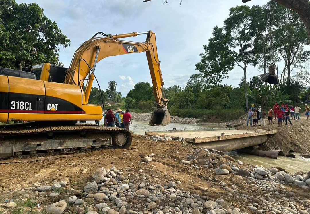 cocoreyesmerida's tweet photo. Gracias al trabajo del Gob @JEHYSONGUZMAN con el apoyo del Prdt @NicolasMaduro es restablecido el paso provincional en Onía este 21DeAgosto a las 5:50PM de igual manera el gobernador inicio la tercera fase de los trabajos con la colocación de las bases del nuevo puente https://t.co/ELu7x7Jrxl