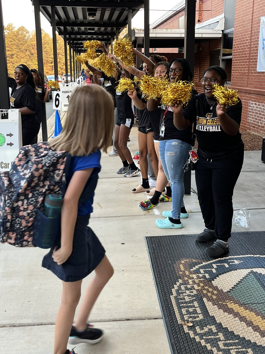 Clinton1894's tweet photo. @RockHillSchools returned to school today, and our Golden Bears suprised the students @Sunset_Park_CAS with a special welcome! Have a great year! https://t.co/Du5kjwR4x8