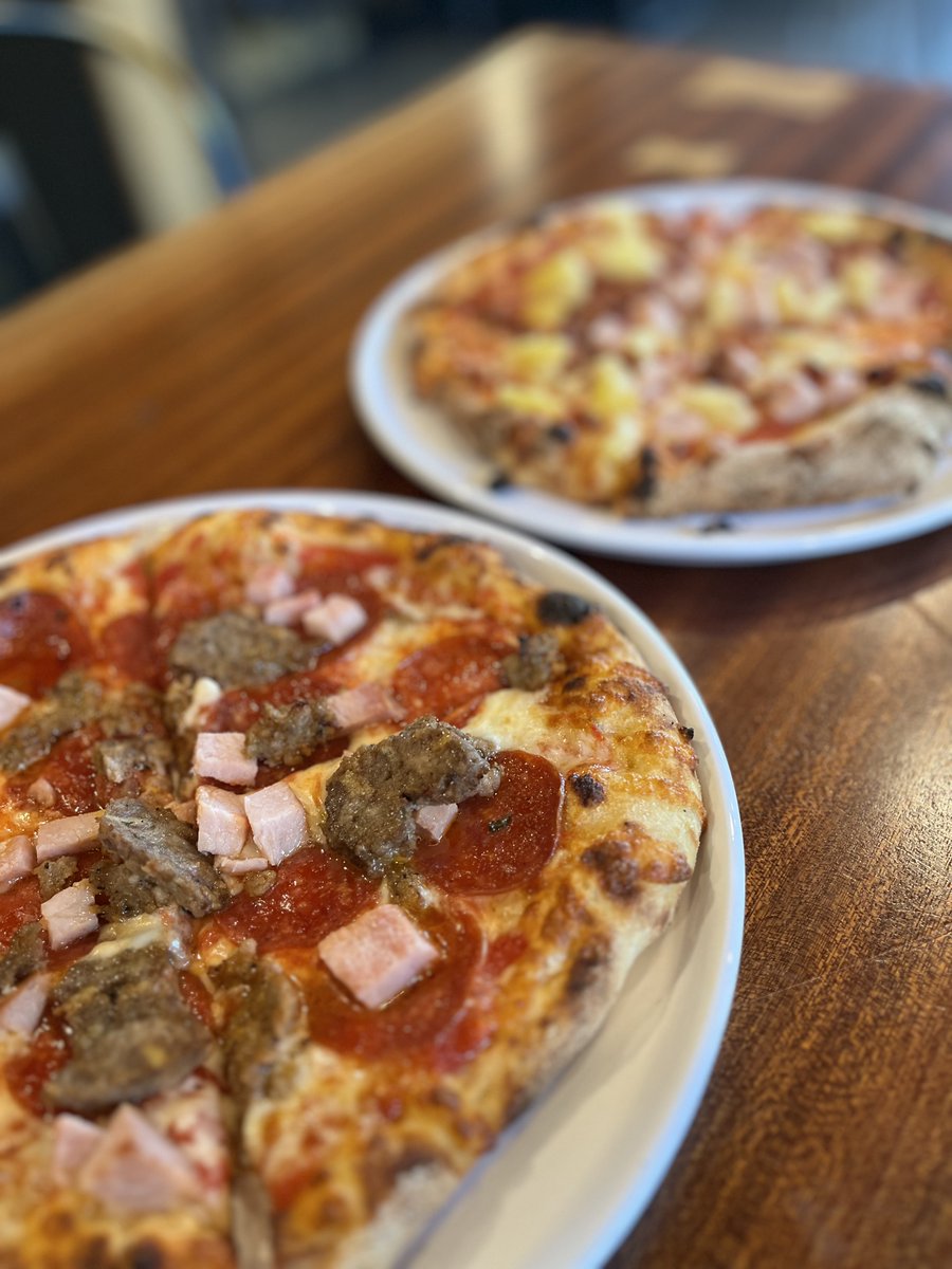 Good food🍕= Good mood 😊 

-ft. the Meat Lovers and Hawaiian pizza offered in 3 different sizes to fit the whole families needs!

#Lexington #pizza #visitlex