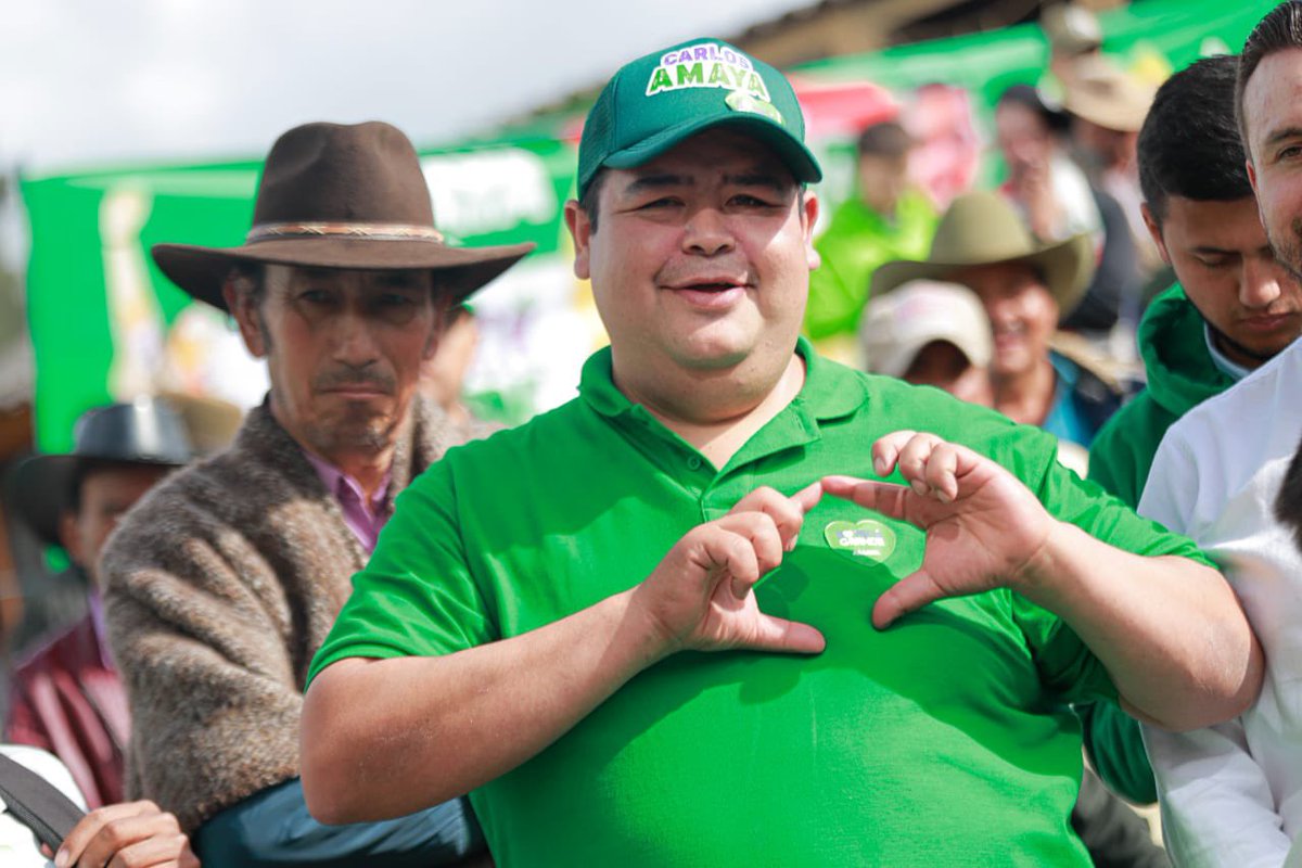 CarlosAmayaR's tweet photo. Estamos recorriendo el alma de la #BoyacáGrande.

En la región de Icabuco, de Úmbita, junto a nuestros campesinos y campesinas, seguimos comprometiéndonos a que vamos a trabajar con verraquera por esta tierra.

Y lo haremos en equipo con @yonfredygonzale, parcero, amigo y próximo alcalde de este bello municipio.

Nuestros corazones están llenos de mucho cariño y esperanza con cada abrazo y cada palabra. ¡Gracias pueblo digno!  💚💜🤍