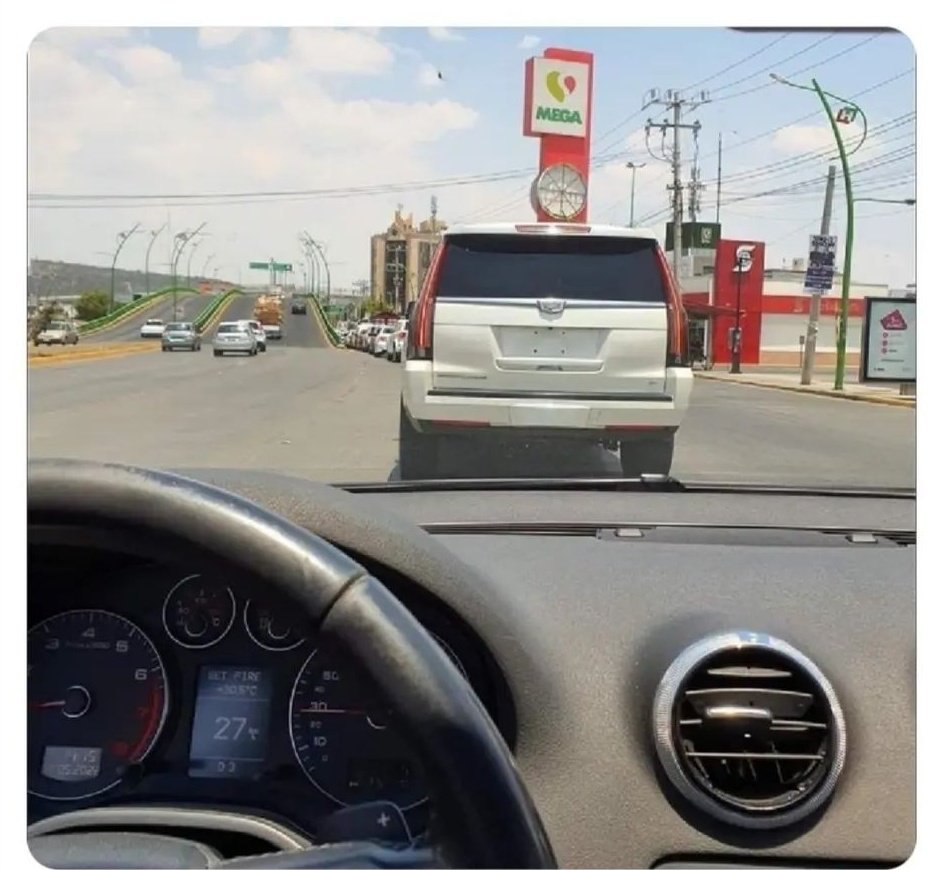 elconde_nad0's tweet photo. Claro que se puede meter bruscamente a mi carril sin avisar señor de la Cadillac blindada y sin placa! 
Yo no tengo ningún problema🙂👍🏻 https://t.co/mfUjBXd1JP