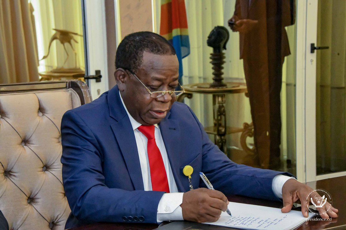 elogemwandwe's tweet photo. Le Chef de l’État @fatshi13 a présidé, une réunion interinstitutionnelle consacrée principalement à la situation sécuritaire dans l’Est de la #RDC et aux élections de décembre 2023. Réunion à laquelle a pris part le Président du @senatrdc Professeur @PLukwebo https://t.co/Pwa4c2bLWP