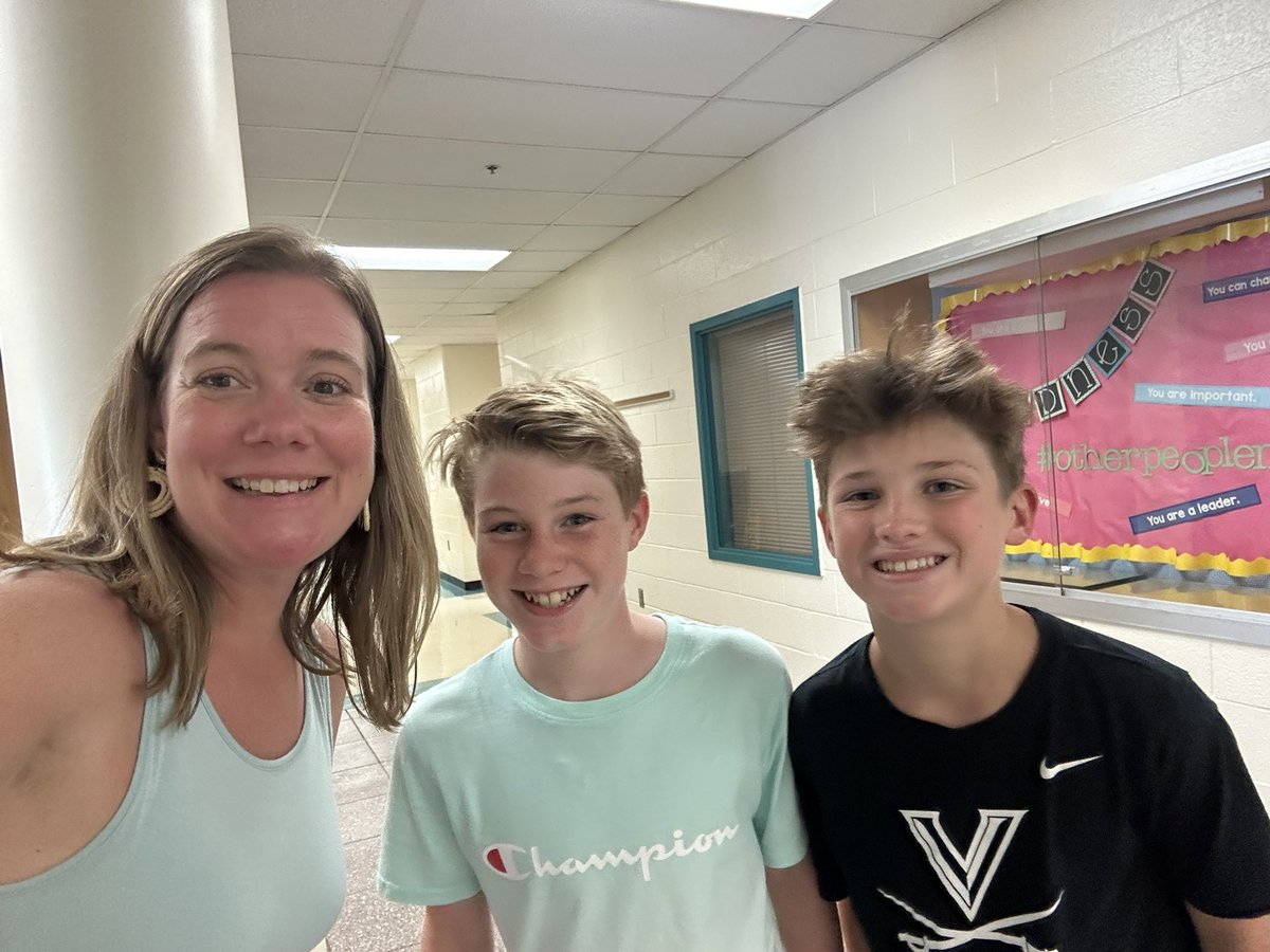 LeslieLeisey's tweet photo. First day of school and some of my 7th grade #PawTechSquad friends have already come back! #TheyAlwaysDo!! โค๏ธ๐ป๐พ https://t.co/UqsbANZqku