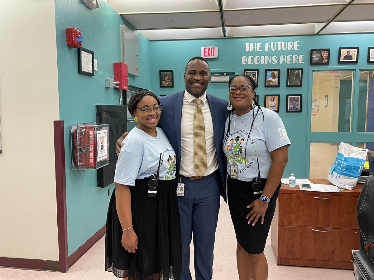 Great start @RPEMuseummagnet today. New principal and assistant principal welcomed their scholars. @RPE_AP @rumble_marie @BcpsCentral_