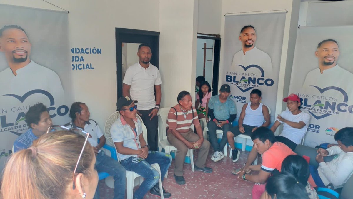 juan_kblanco's tweet photo. En días pasados nos reunimos con la comunidad de Pandó y El Poblado. Han sido víctimas del conflicto armado en el país, los escuchamos y expusimos nuestro proyecto. Hoy les decimos: SÍ hay oportunidades, SÍ estamos comprometidos con su bienestar y desarrollo.  #PorAmorAQuibdó 🤍 https://t.co/sOLaomChCH