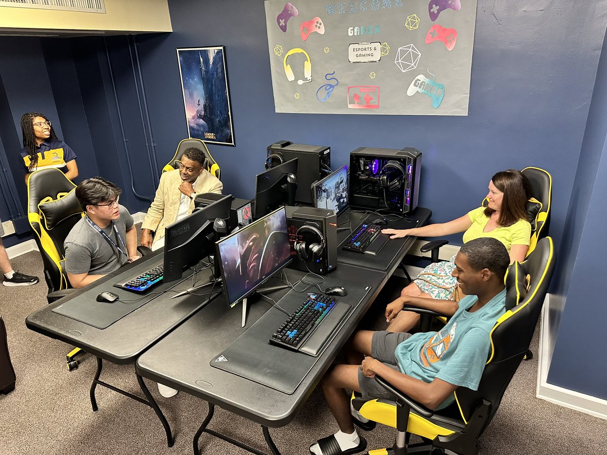 UNCG's tweet photo. Starting week two with house calls in Weil-Winfield with @UNCGChancellor, @Clemmons4NC, and Mrs. Gilliam! ๐
House calls are a great opportunity to check in on our Spartans after week one. ๐๐
Including a special visit to the new #esports and gaming community room. ๐ฎ
#UNCGWay https://t.co/uUcWsJrxDY