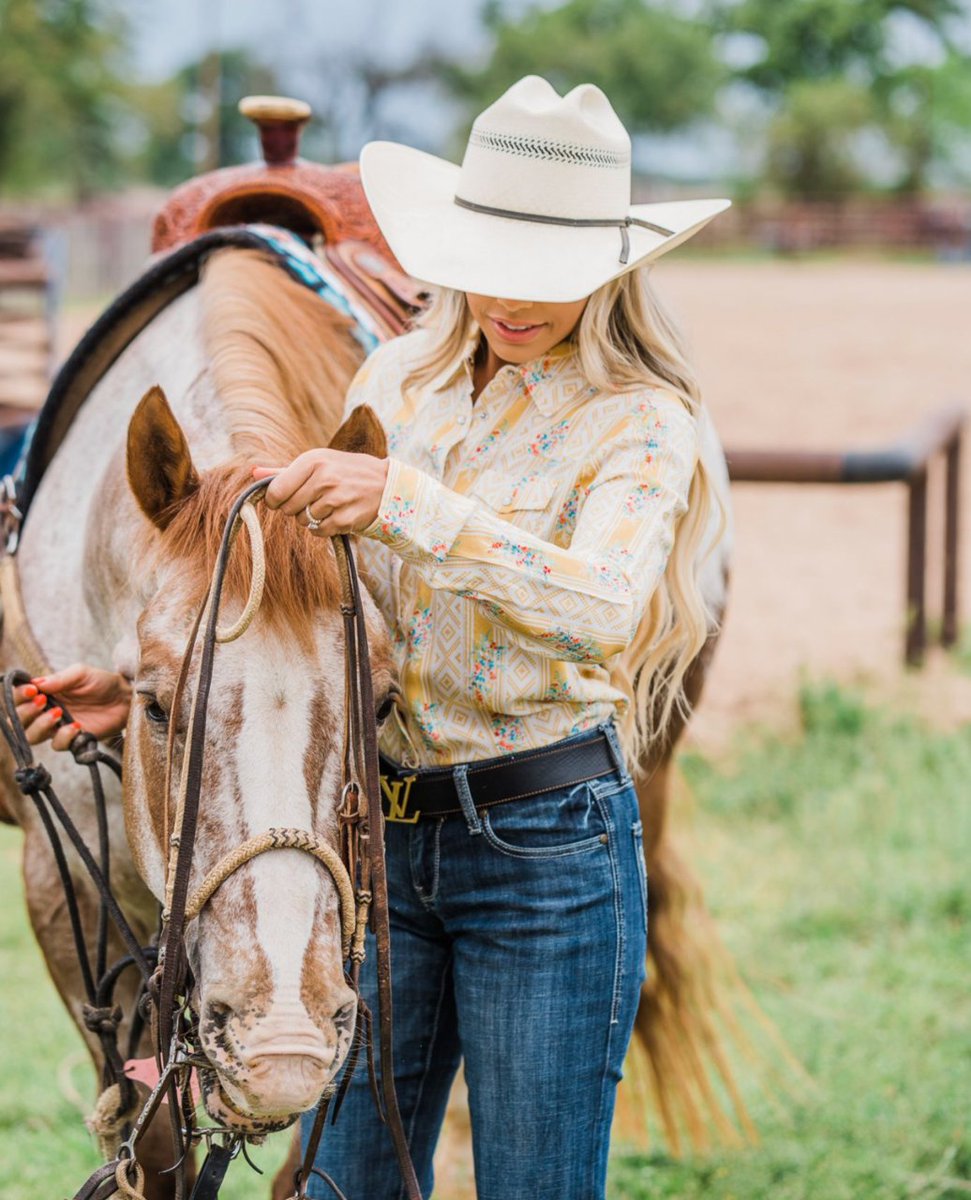Tinhaul's tweet photo. Time to upgrade your wardrobe with Tin Haul's latest styles!💃 Tell us one fashion trend you can't wait to try this season!👢 #TinHaul https://t.co/iEOkj3r6IT