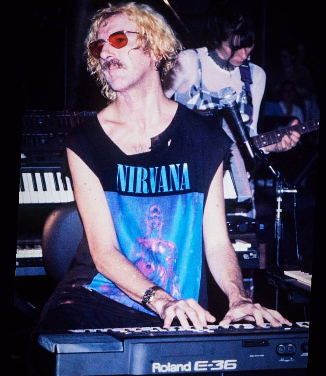 Charly García con el cabello teñido de rubio como homenaje a Kurt Cobain por su muerte en 1994.