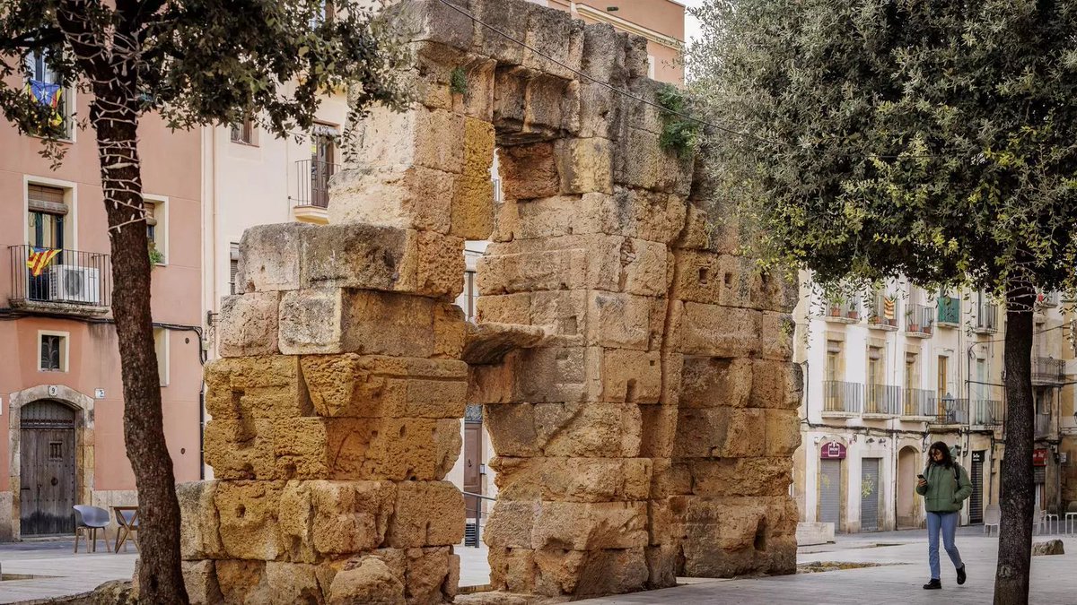 HistoriaPPCC's tweet photo. Sabíeu que la primera manifestació a Occident de culte imperial (venerar l'emperador com una divinitat vivent) es va produir a Tarragona?
A finals de l'any 26 aC es va produir un miracle a la colònia de Tàrraco, que va esvalotar tota la plebs i l'aristocràcia de la ciutat. 👇 https://t.co/Mxf44R8L0m