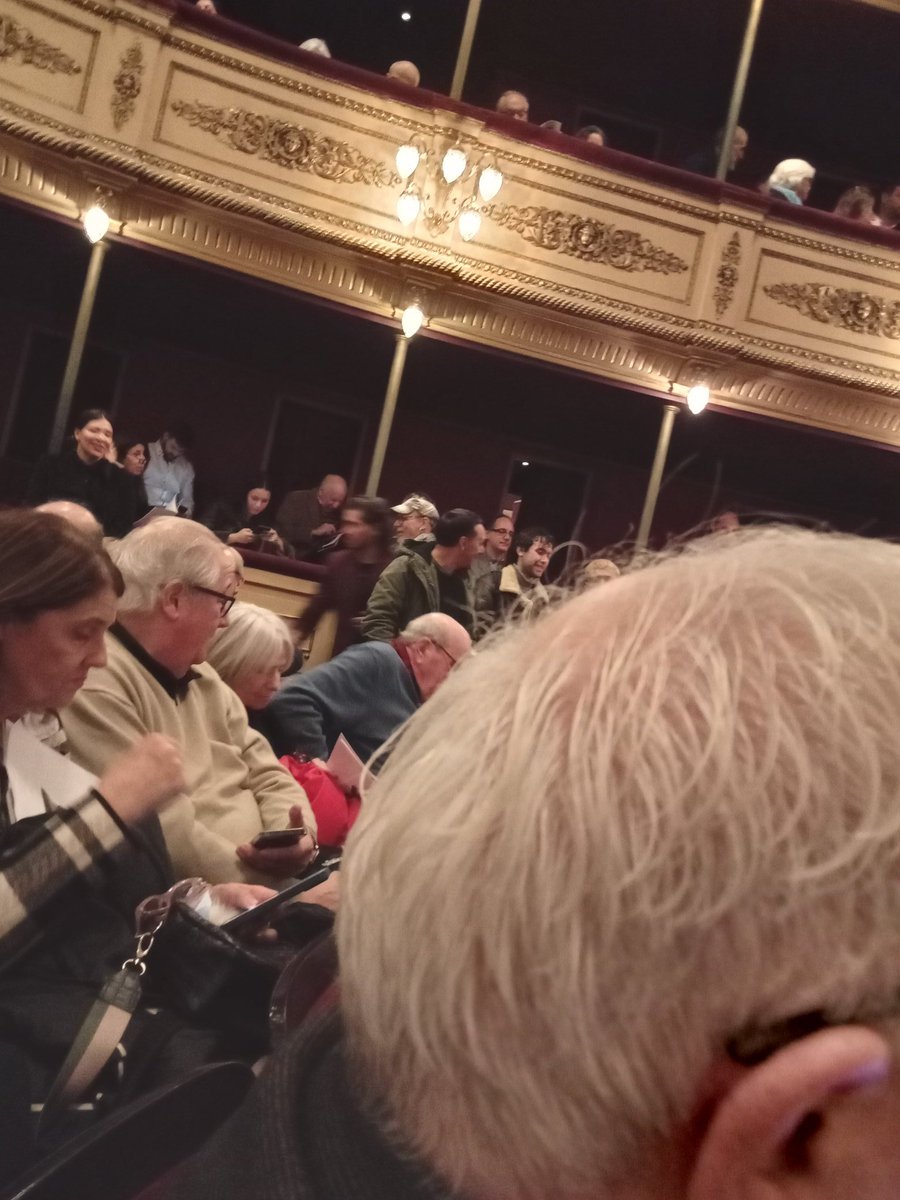 Función de Don Giovannni  con Pepe Mujica en la platea y una sala repleta de público. 
<a href="/abrechner/">Alvaro Brechner</a> lo hizo.