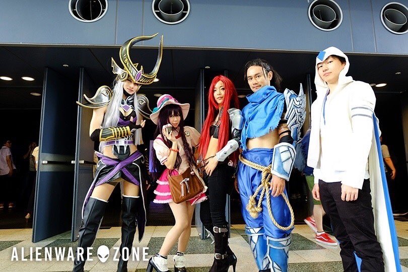 walross1998's tweet photo. 6年前と同じ場所同じメンバー同じポーズで写真を撮れてめちゃくちゃ嬉しいです！
いつかこのタロンのリベンジをしたいと思っていて、ずっとコスプレを続けていて良かったです！
これでトラウマを克服出来ました！
これも周りの皆様方のお陰です…
ありがとうございました！ https://t.co/103xAIXH0M