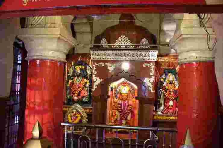 AadhiRaSpeaks's tweet photo. रक्तमाल्याम्बरधर: शक्तिशूलगदाधर:।
चतुर्भज: रक्तरोमा वरद: स्याद् धरासूत:॥
भूमिपुत्र मंगल देवता चतुर्भुज हैं। शरीर के रोए लाल रंग के हैं। हाथों में शक्ति, डमरू, त्रिशूल और गदा है। एक हाथ वरमुद्रा में रहता है।- मत्स्यपुराण
#Mangaldev Mandir #Amalner , #Maharashtra where Mangal dev is present in His own form as described in Vedas!
On one side of this idol, there is idol of #Hanuman ji & on other side #Bhudevi, both carved out of black stone!
Every #Tuesday people thong in large numbers here to get rid of #MangalDosha
#JaiBajrangbali 🙏🚩