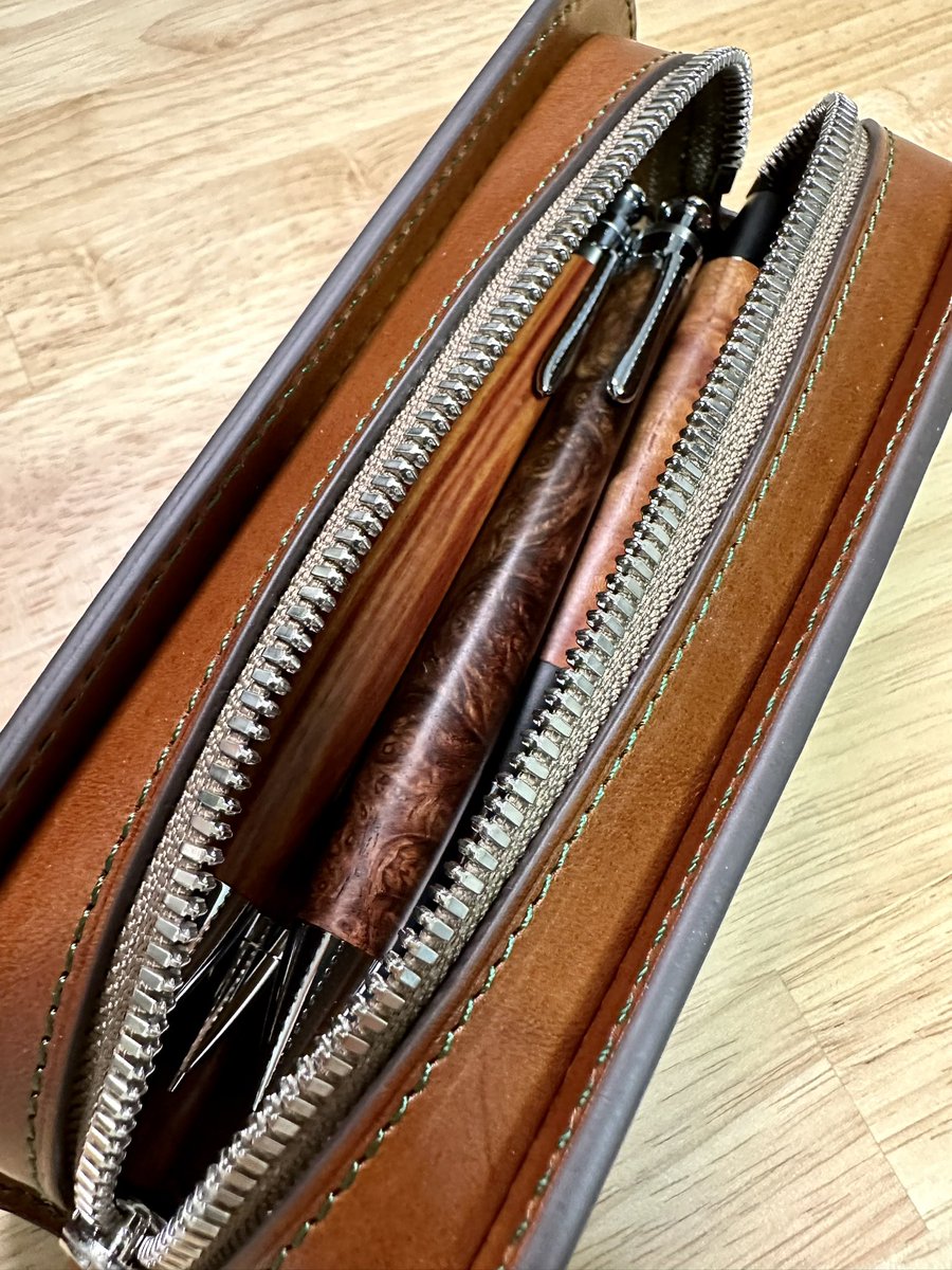 Pensuke743's tweet photo. ル・ボナーのデブペンケース、購入しました。ブッテーロのキャメルです。緑のステッチが購入の決め手でした❤️

#デブペンケース
#ペンケース
#工房楔
#ローズウッド瘤
#チューリップウッド
#花梨瘤
#野原工芸
#富士瘤craft
#木軸 https://t.co/EZs6w2wMTF