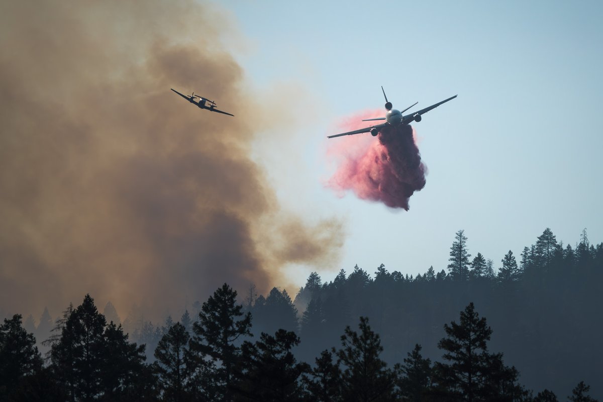 Ten_Tanker's tweet photo. Tanker 914 on the Kanaka Fire near Applegate Lake, #Oregon. A shout out to our #leadplane for always guiding us in for the drops! 👏
Thank you to Tim Hallam for the great shot!
#ReadyToServe #inthistogether #aerialfirefighting #aviationphotography #avgeek #dc10tanker #aviation https://t.co/AkPfpO9Ge6