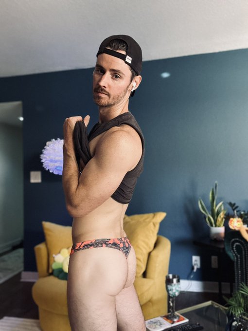 It&rsquo;s small but cute right guys? 🥲 https://t.co/3RMjUuu3q4