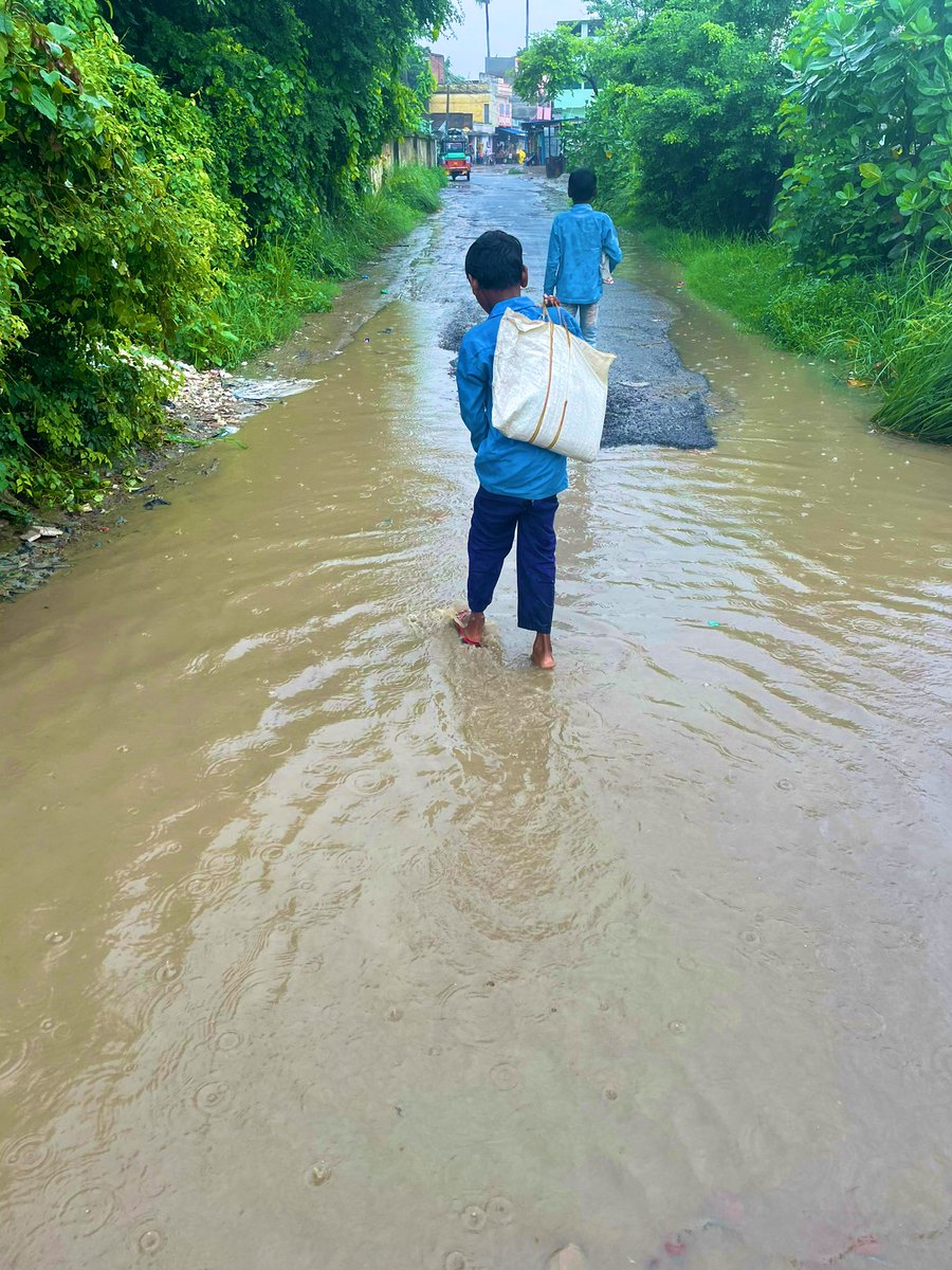 myself_akm's tweet photo. तुम्हारी फाइलों में गाँव का मौसम गुलाबी है,
मगर ये आंकड़े झूठे हैं ये दावा किताबी है।
~अदम गोंडवी
#myclick
#गाँव
#bihar
#BiharModel
#rularindia https://t.co/WYGrG1PZQ2