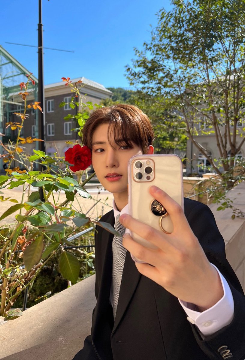 _SH_0625's tweet photo. 헉!!!!!!!!!! 세혀니 너무 잘생김…😍
그러게.. 누가 꽃이야..?🌹 https://t.co/UVQRc0OOhl