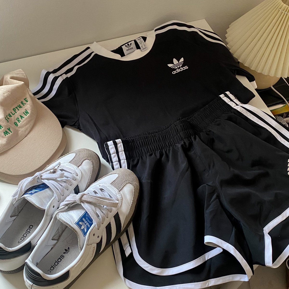 calledallyellow's tweet photo. เสื้อยืด adidas แมทซ์กับอะไรก็เท่ม้าก t-t 🎲🎮 ช่วงนี้เค้ากลับมาฮิตๆ อีกแล้ว เห็นคนเกาหลีใส่กันบ่อยมากกก แมทซ์กับกระโปรงก็น่าร้าก เราใส่กับกางเกงคาร์โก้คือจบบ 🤟🏻 https://t.co/6GeRaKrLBd